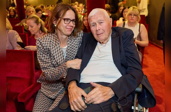 Peter Weck wurde von seiner Lebensgefährtin Joanna begleitet. Am 12. August wurde er 96 Jahre alt.
