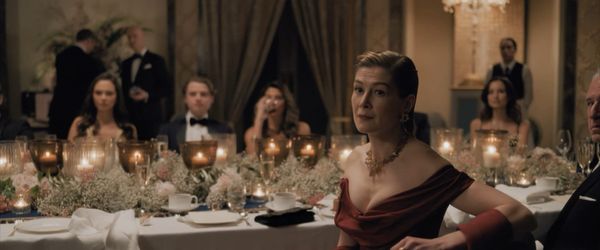 Szene aus dem Trailer zu Guy Ritchies Thriller Wife & Dog: Festtafel bei Kerzenlicht