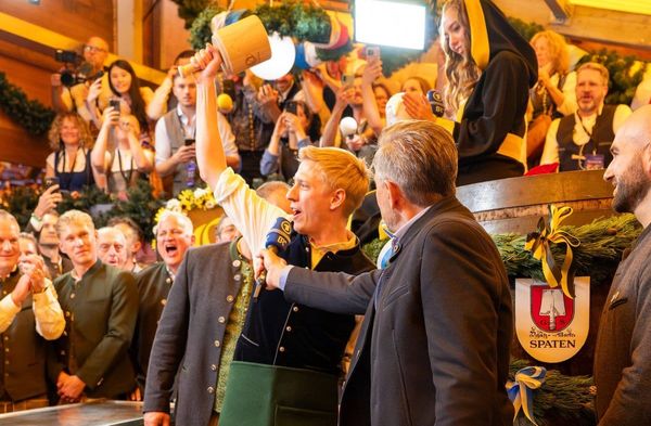 Hat nach eigenen Angaben für diesen Moment geübt: Münchens OB, Dominik Krause, beim Wiesn-Anstich.
