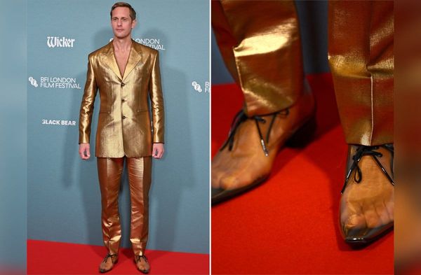 Alexander Skarsgård in goldenem Anzug und transparenten Schuhen.