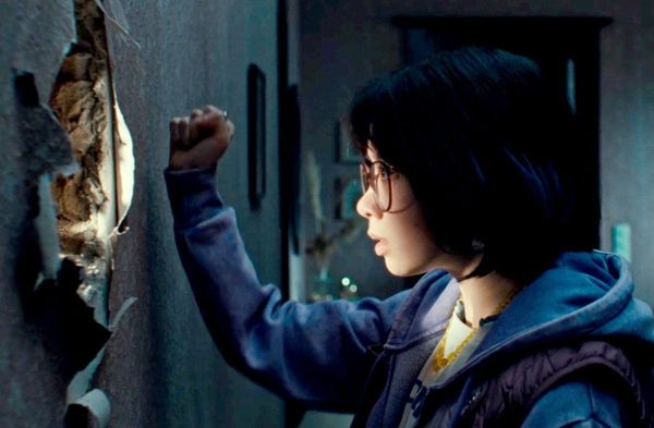 "House of Yang" Mila (Purnima Grätz) beobachtet im Elternhaus ihrer Mutter seltsame Geschehnisse.