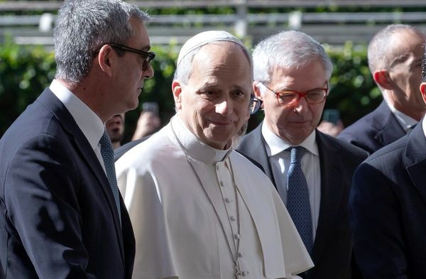 Papst Leo XIV. während seiner Ankunft vor der Gemelli-Klinik in Rom.
