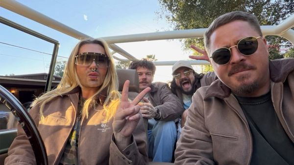 Tokio Hotel heute: Bill Kaulitz, Georg Listing, Tom Kaulitz und Gustav Schäfer in einem offenen Geländewagen