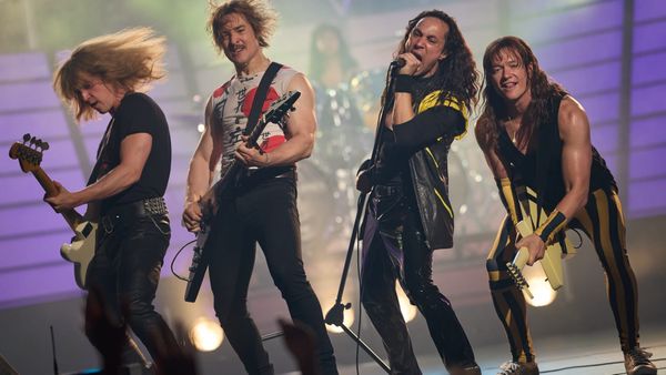 Szene aus dem Scorpions-Film Wind of Change: die Band auf der Bühne