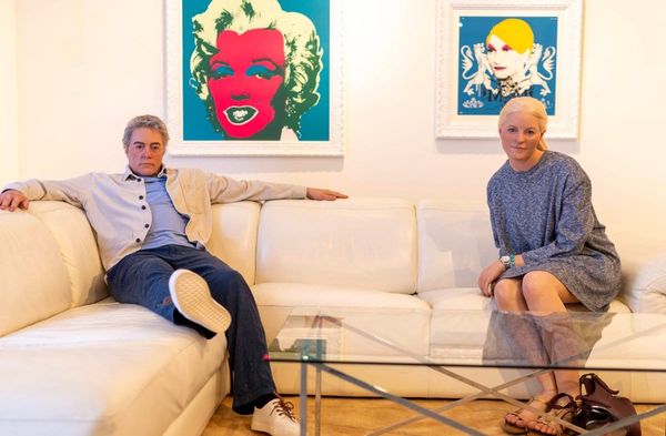 Mette-Marit und Jeffrey Epstein als Wachsfiguren in einer Osloer Ausstellung.