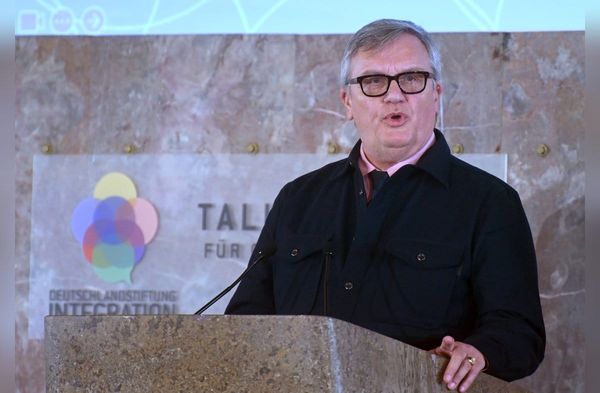Hape Kerkeling während seiner Rede beim Talisman-Preis in Frankfurt am Main.