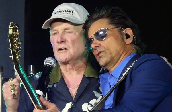 Mike Love und John Stamos gemeinsam auf der Bühne.