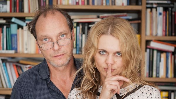 Martin Brambach und Christine Sommer vor einem Bücherregal
