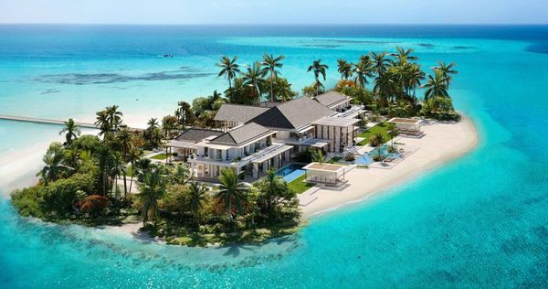 Luftaufnahme einer Residenz des Baccarat Hotel & Residences Maldives mit Pool und Strand