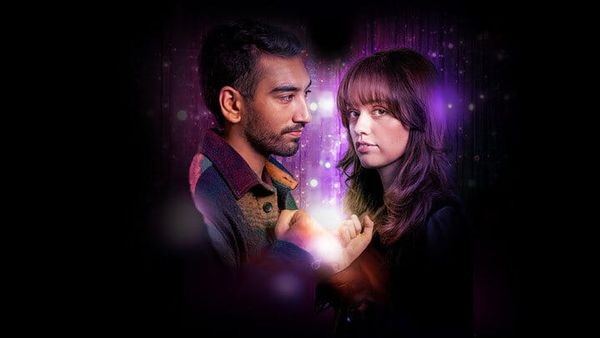 Nabhaan Rizwan als Noa und Aimee Lou Wood als Evie in der Miniserie „Film Club“ vor violett leuchtendem Hintergrund