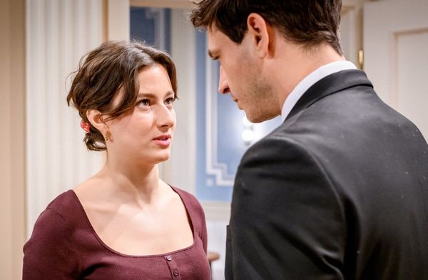 "Sturm der Liebe": Olivia (l.) ist vor Massimo erleichtert, dass der Anruf nur ein Betrugsversuch war.