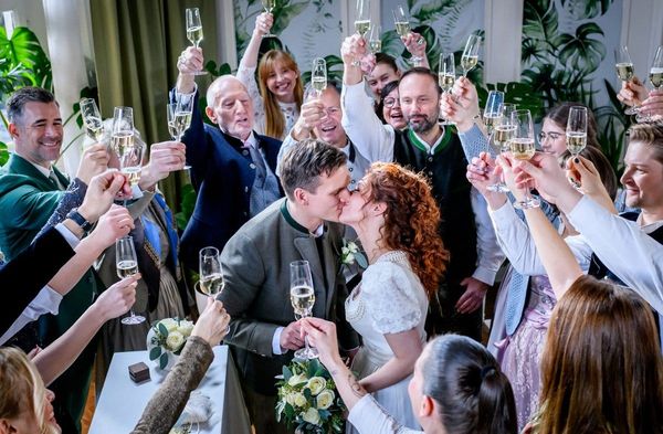 "Sturm der Liebe": Fanny und Marlon lassen sich strahlend von ihren Gästen feiern.