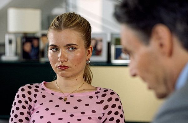 "GZSZ": Johanna (l.) wird von ihrem Vater eindringlich daran erinnert, wo ihre Prioritäten zu liegen haben.
