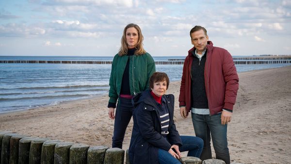 Rikke Lylloff, Katrin Sass und Till Firit am Ostseestrand von Usedom
