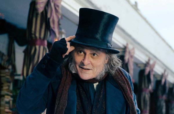 Johnny Depp ist in der Rolle des Ebenezer Scrooge nur schwer wiederzuerkennen.