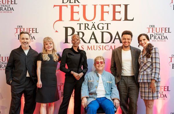 Elton John (Mitte) und Ehemann David Furnish (l.) mit dem deutschen Cast von "Der Teufel trägt Prada - Das Musical": Isabel …
