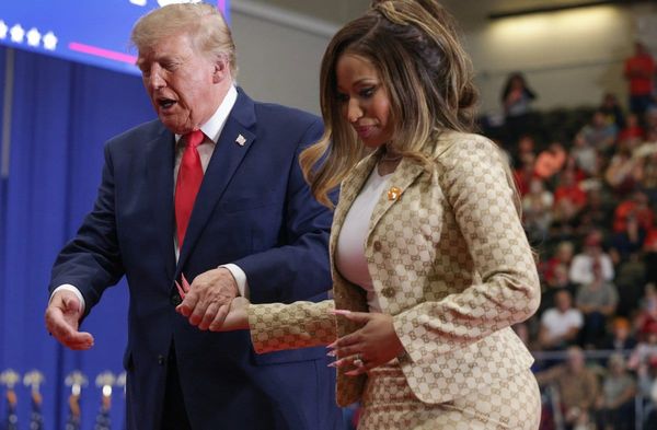 Donald Trump geleitet Nicki Minaj von der Bühne.