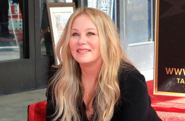 Christina Applegate fragt sich, welche Erkrankung hinter ihren Beschwerden steckt.