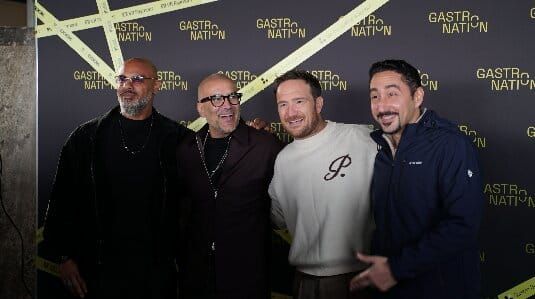 Vier Männer vor der Gastronation-Pressewand in Hamburg