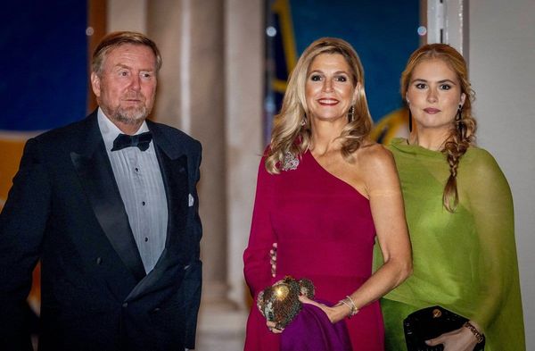 Königin Máxima und Prinzessin Amalia strahlen beim Galadinner neben König Willem-Alexander.