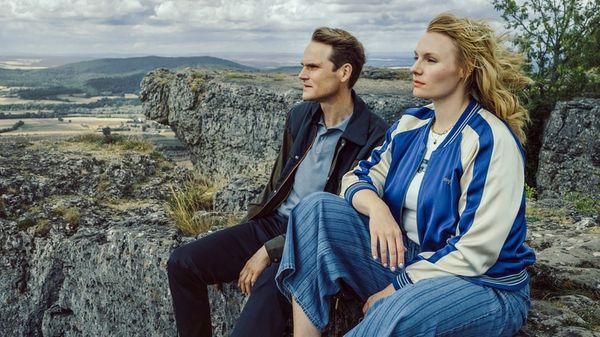 Fabian Hinrichs und Rosalie Thomass sitzen auf dem Staffelberg