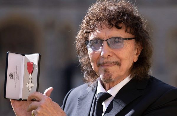 Tony Iommi mit seiner Auszeichnung.