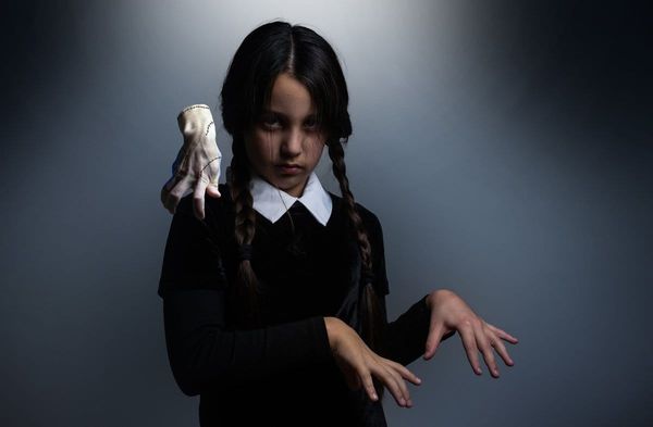 Weißer Hemdkragen, schwarzes Kleid und zwei Zöpfe: Ein Wednesday-Addams-Kostüm ist schnell gemacht.