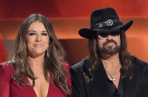 Liz Hurley und Billy Ray Cyrus haben ihre Beziehung im Jahr 2025 öffentlich gemacht.