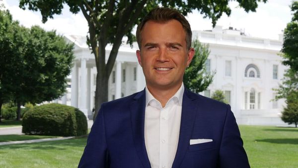 Christopher Wittich im dunkelblauen Anzug vor dem Weißen Haus in Washington