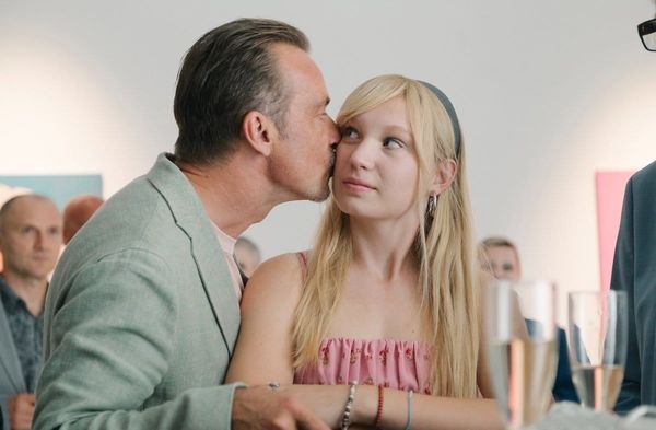 Helena Zengel spielt in "Westend Girl" die Tochter von Lucas Gregorowicz.