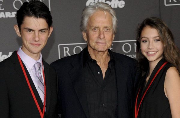 Michael Douglas mit Sohn Dylan und Tochter Carys bei einem gemeinsamen Auftritt.