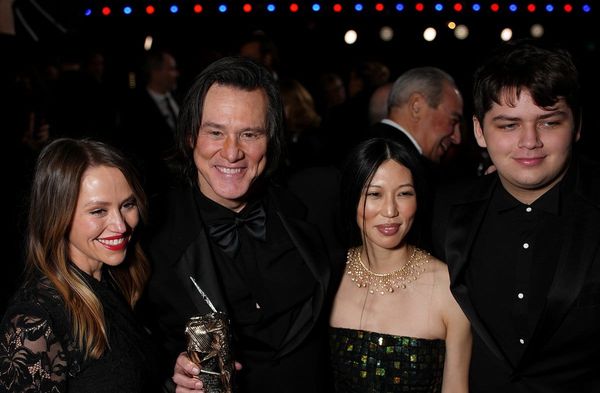 Jim Carrey mit seiner Freundin Min Ah (M.) in Paris. Mit dabei waren auch seine Tochter und sein Enkelsohn.