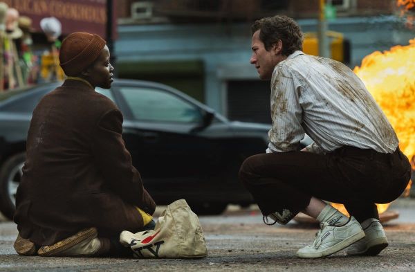 Samira (Lupita Nyong'o, l.) verbündet sich im Zuge der Alien-Apokalypse mit dem Studenten Eric (Joseph Quinn, r.).