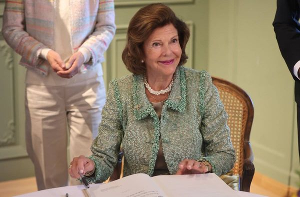 Königin Silvia trug sich auf Schloss Mainau in das Goldene Buch der Stadt Konstanz ein.