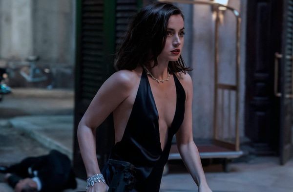 Bond-Auktion: Unter anderem wird Ana de Armas' Kleid aus "No Time to Die" versteigert.