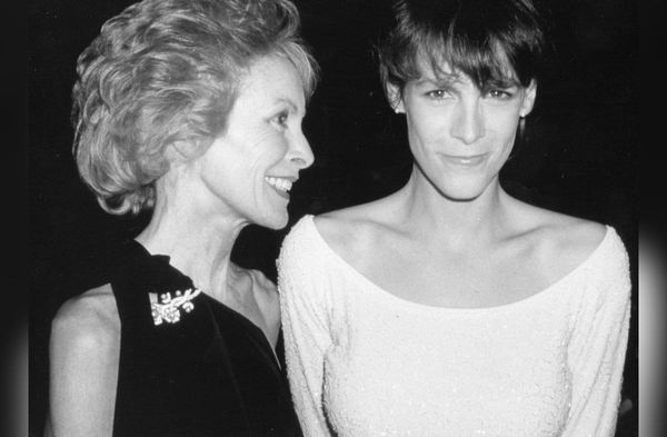 Janet Leigh (l.) und Jamie Lee Curtis Mitte der 1980er-Jahre.