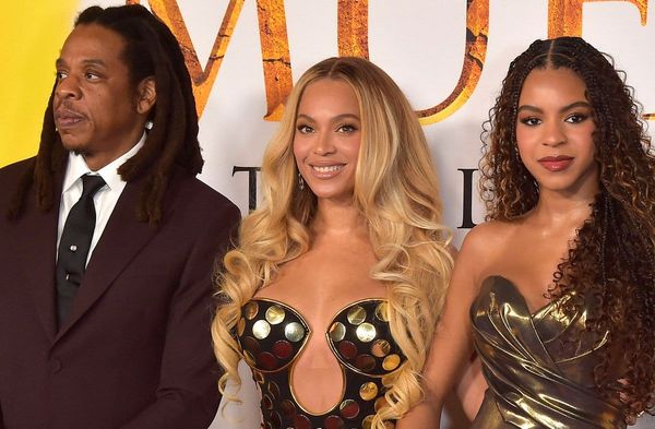 Jay-Z und Beyoncé mit ihrer Tochter Blue Ivy (r.) auf einem roten Teppich.