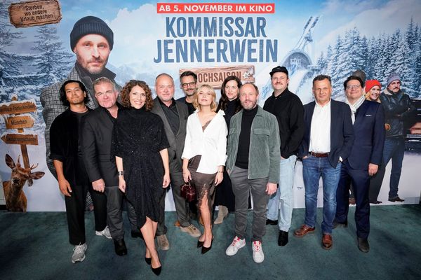 Cast und Team von „Kommissar Jennerwein – Hochsaison“ vor der Premierenwand in München