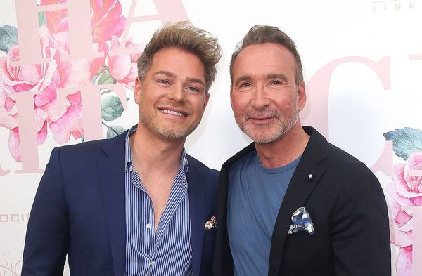 Jochen Bendel (r.) und sein Mann Matthias feiern 2026 ihr zehnjähriges Ehejubiläum.