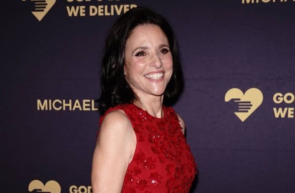 Julia Louis-Dreyfus zeigte sich in New York im roten Abendkleid und mit bester Laune.