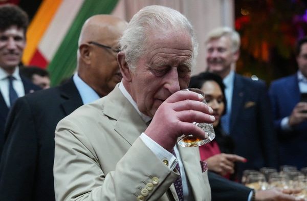König Charles durfte in Guyana einen besonderen Rum verkosten.