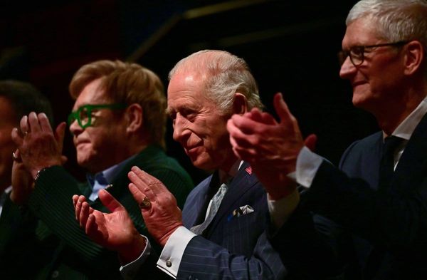 David Furnish, Elton John, König Charles und Tim Cook (v.l.) in London.