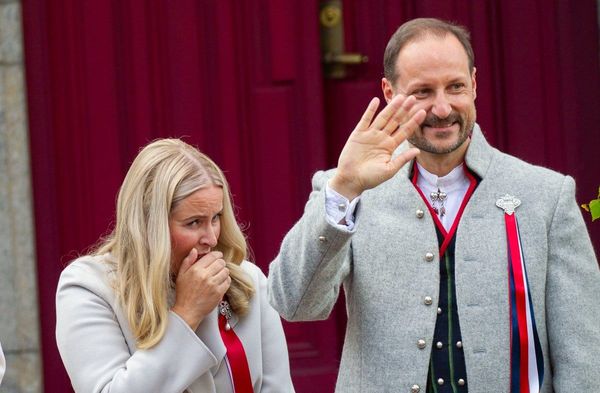Mette-Marit, hier im Mai 2026 neben Haakon, kann ihren Ehemann nicht zur Parlamentseröffnung begleiten.