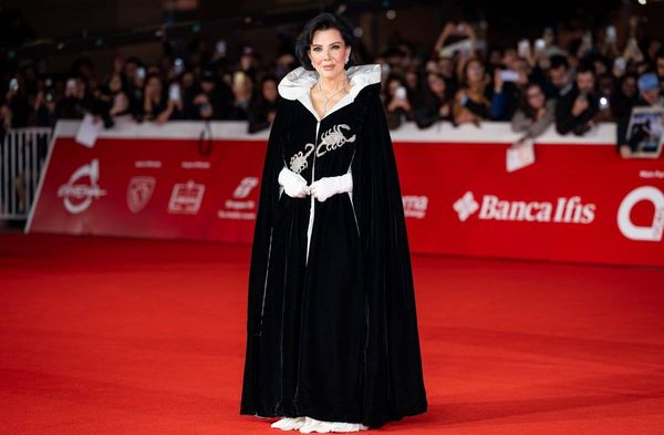 Kris Jenner trug ein geschichtsträchtiges Cape auf dem roten Teppich.