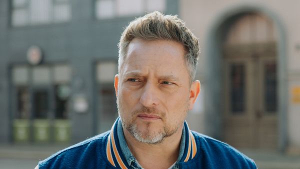Lars Pape in blauer College-Jacke
