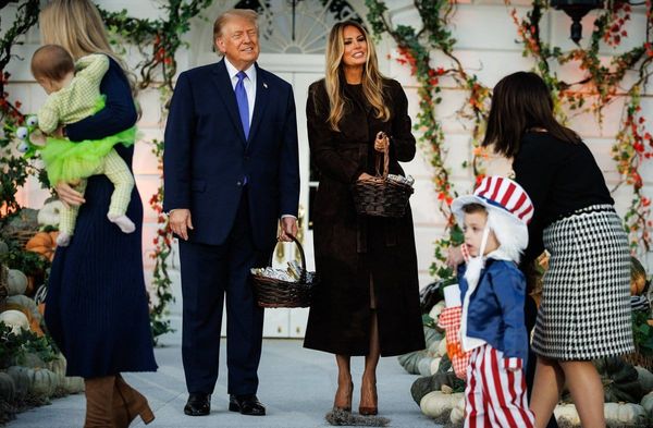 Melania und Donald Trump begrüßen verkleidete Kinder auf dem Südrasen des Weißen Hauses.