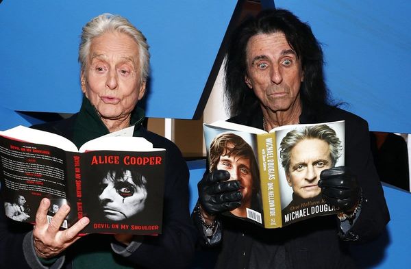 Michael Douglas und Alice Cooper staunen über die Memoiren des anderen.