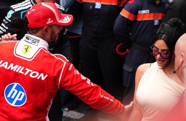 Kim Kardashian unterstützte Lewis Hamilton beim Formel-1-Grand-Prix in Singapur und zeigte sich im Fahrerlager in einem rosa…