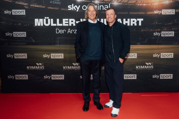 Hans-Wilhelm Müller-Wohlfahrt und Lothar Matthäus vor einer Sky-Pressewand auf rotem Teppich