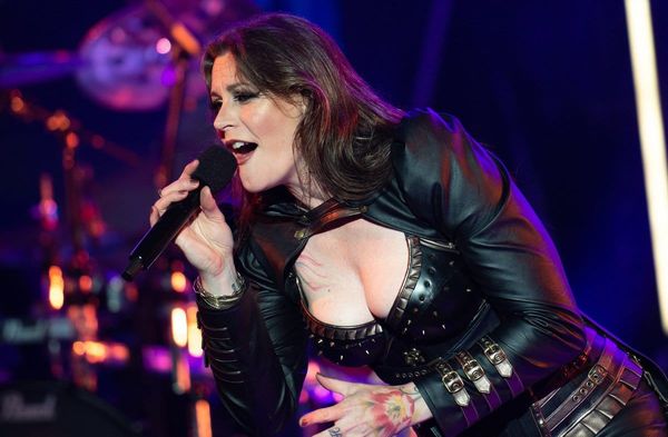 Floor Jansen während eines Nightwish-Konzerts in Schweden.